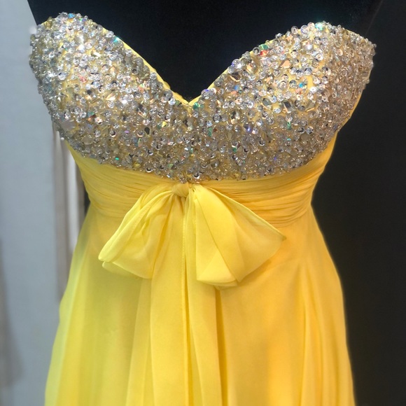 Prom dress - Picture 2 of 4